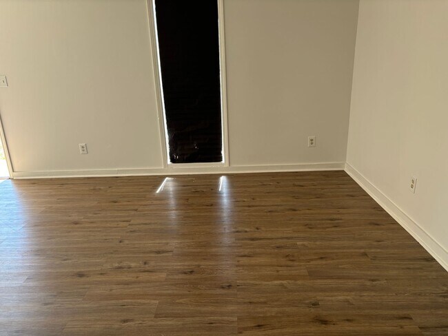 Foto del edificio - 1103 E Main St