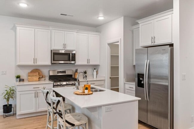 Building Photo - Desert Color Townhome 4-Bedrooms!