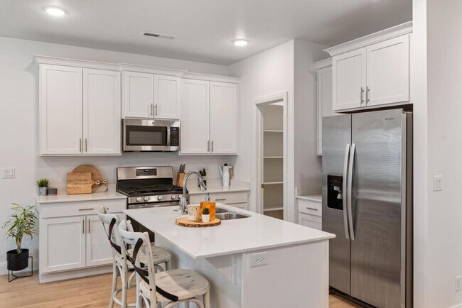 Foto del edificio - Desert Color Townhome 4-Bedrooms!