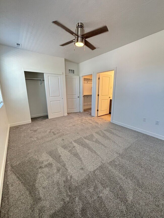 Foto del edificio - Your Fresh Start Awaits! 4 Weeks Rent Free + $0 Down Deposit OAC | 3 Bed Townhome in South Ogden