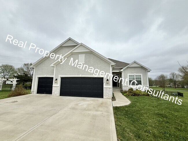 Building Photo - Extraordinary 3 bedroom home in Lee's Summit