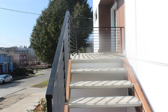 Building Photo - 2214 E Spruce St