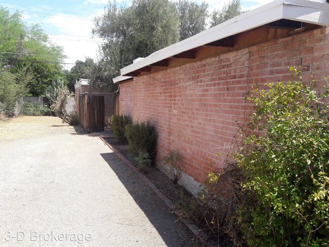 Building Photo - 2 br, 1 bath Apartment - 4313 E. Burns St.