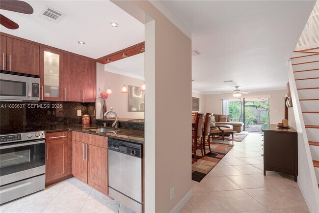 Foto del edificio - 3024 S Oakland Forest Dr