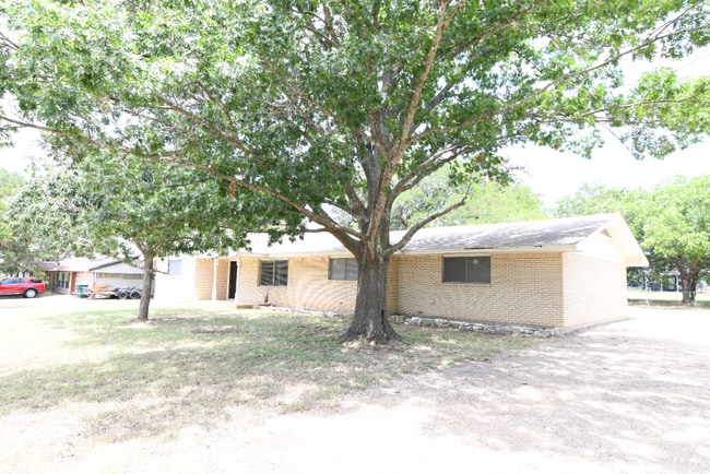 Building Photo - 16 Oakmont Cir