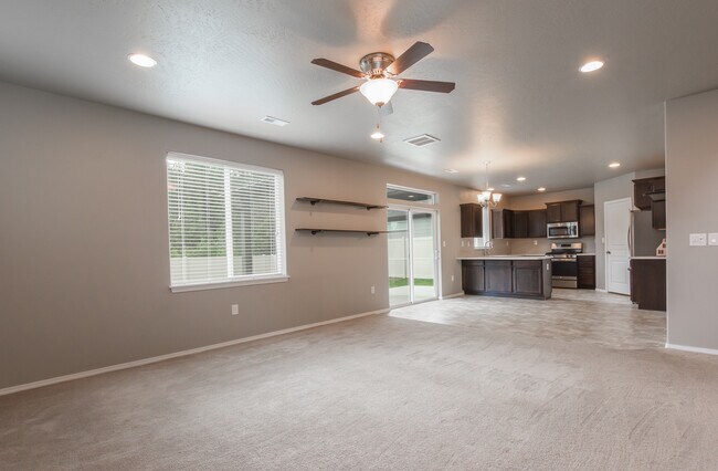 Foto del edificio - Beautiful 4 Bedroom 2.5 Bath River Run Home