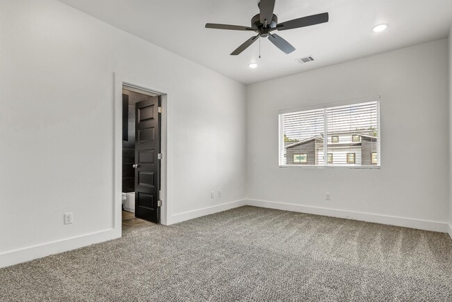 Building Photo - 214 Lynn Dr