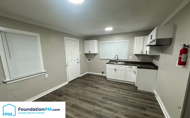 Building Photo - 1711 S Sutton Dr