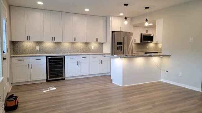 Building Photo - Newly Renovated 4 bed, 2.5 bath Townhome i...