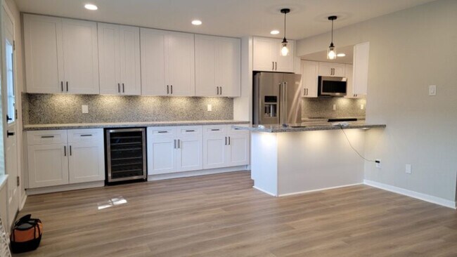 Foto del edificio - Newly Renovated 4 bed, 2.5 bath Townhome i...