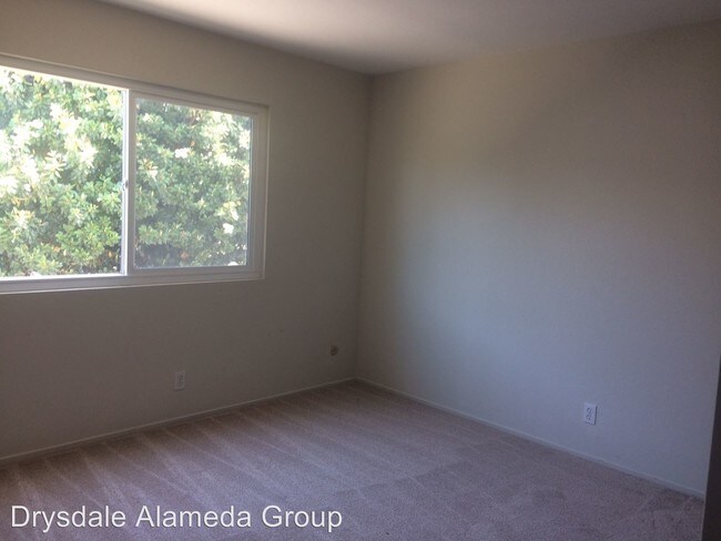 Building Photo - 471 Juana Ave