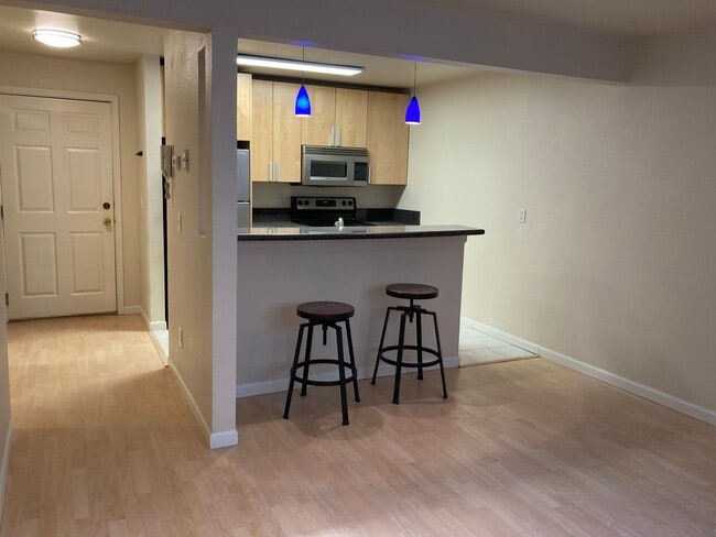 Building Photo - 2 Bdrm Condo off Spenard & 25th - Close to...