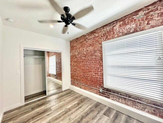 Building Photo - 207 N Oxford Ave Los Angeles, CA 90004