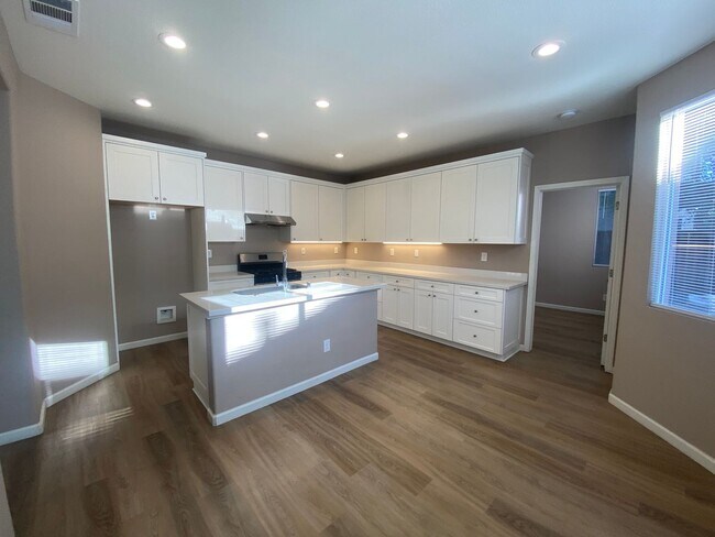 Foto del edificio - Ready Now! – Stunning Corner Lot Home