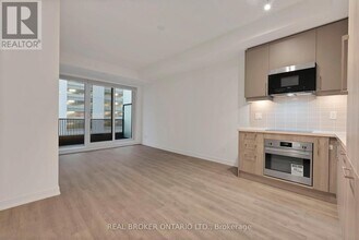 Building Photo - 38 Simcoe Promenade