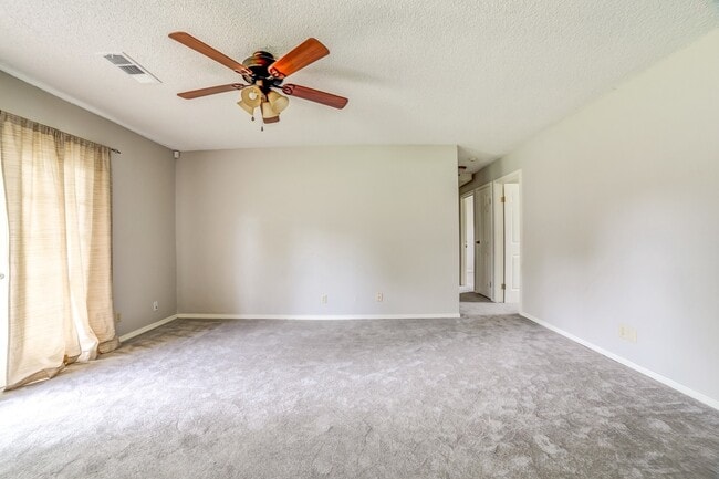 Building Photo - Beautiful 3 bedroom, 1.5 bath near downtow...