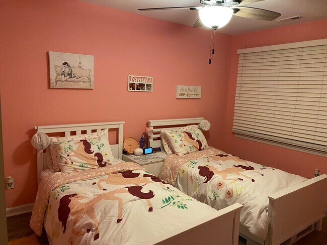 Foto del edificio - 8013 Perry Creek Rd