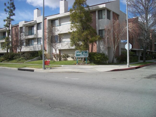 Building Photo - 7211 Cozycroft Ave