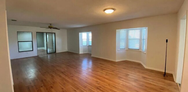 Foto del edificio - 992 S Marion Ave