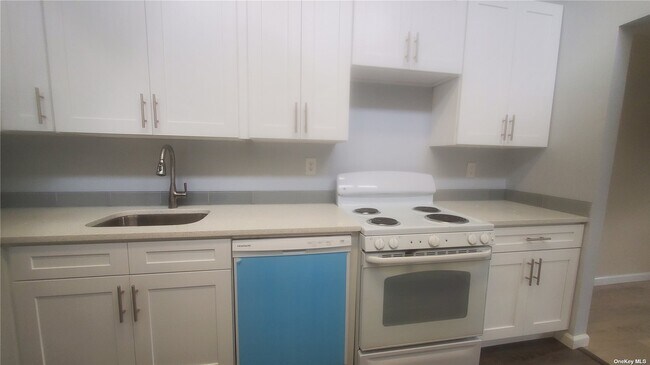 Foto del edificio - 240- 10-240-69 69th Ave