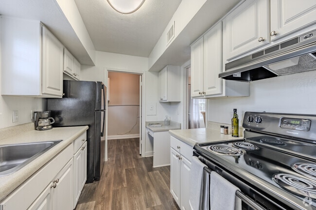 2BR, 2BA - 1072SF - Kitchen - Quarry