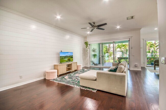 Building Photo - 1345 Bourne Dr
