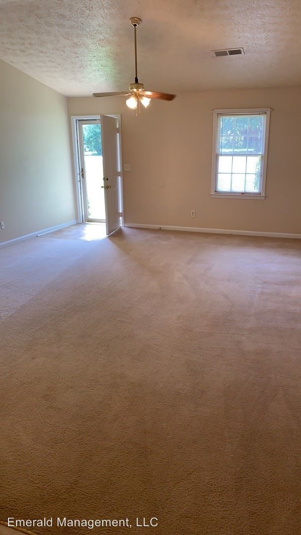 Foto del edificio - 405-407 Waterbury Dr