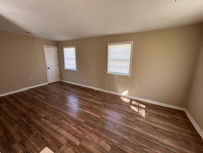 Foto del edificio - THREE BEDROOM HOME - CLOSE TO ALABAMA A&M