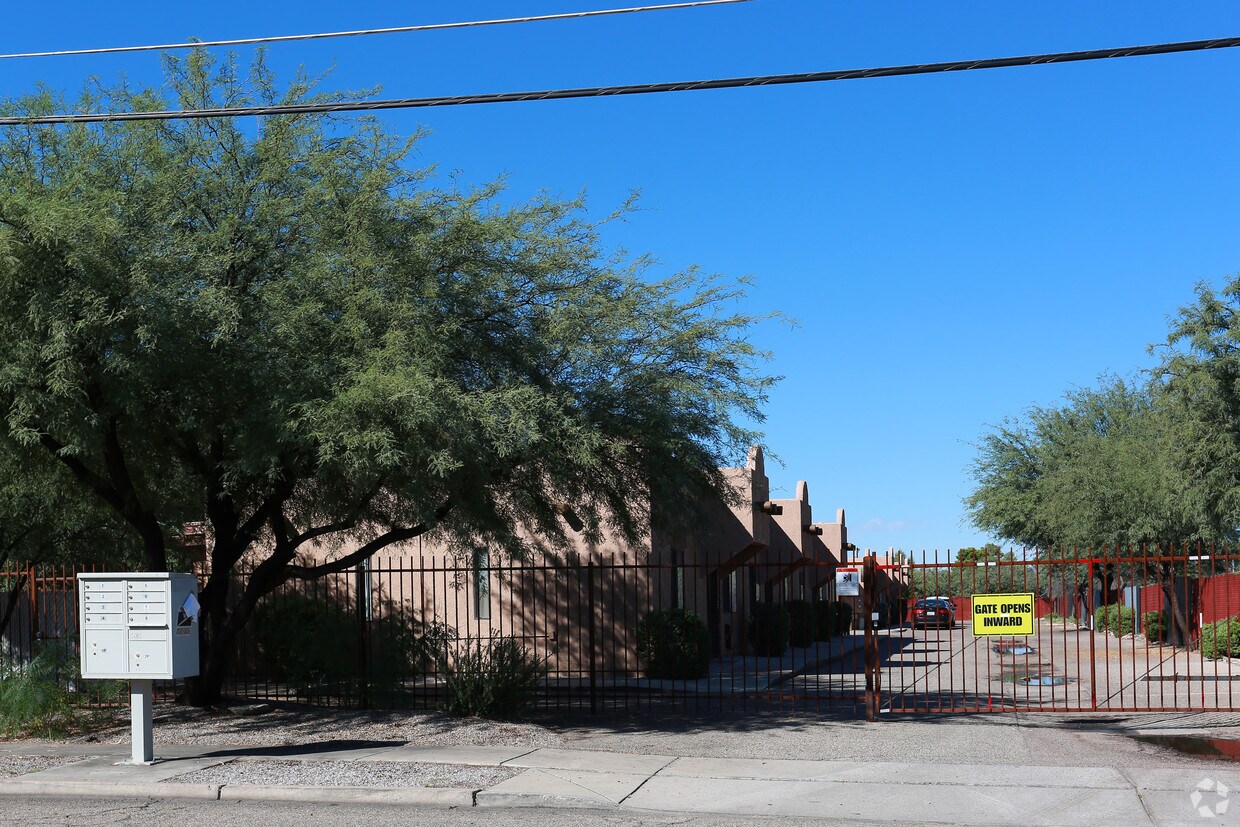 Primary Photo - 1443 N Sycamore Blvd