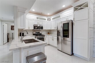 Building Photo - 2291 W Horizon Ridge Pkwy