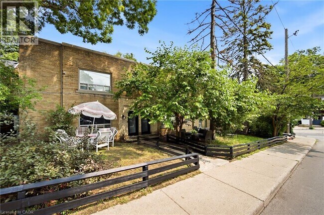 Building Photo - 1 Kingswood Rd