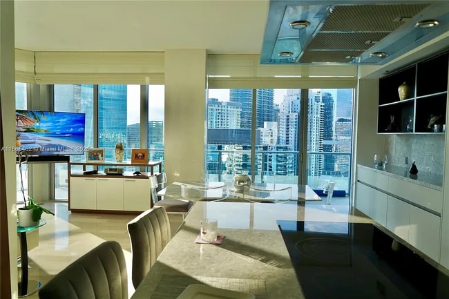 Building Photo - 1300 Brickell Bay Dr