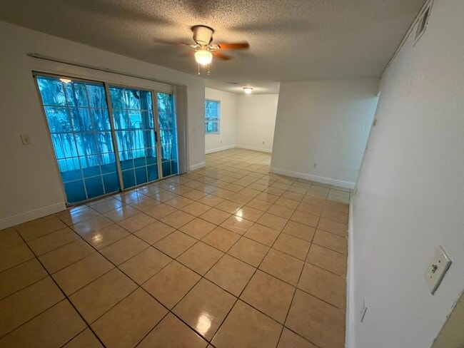 Building Photo - 3934 Versailles Dr