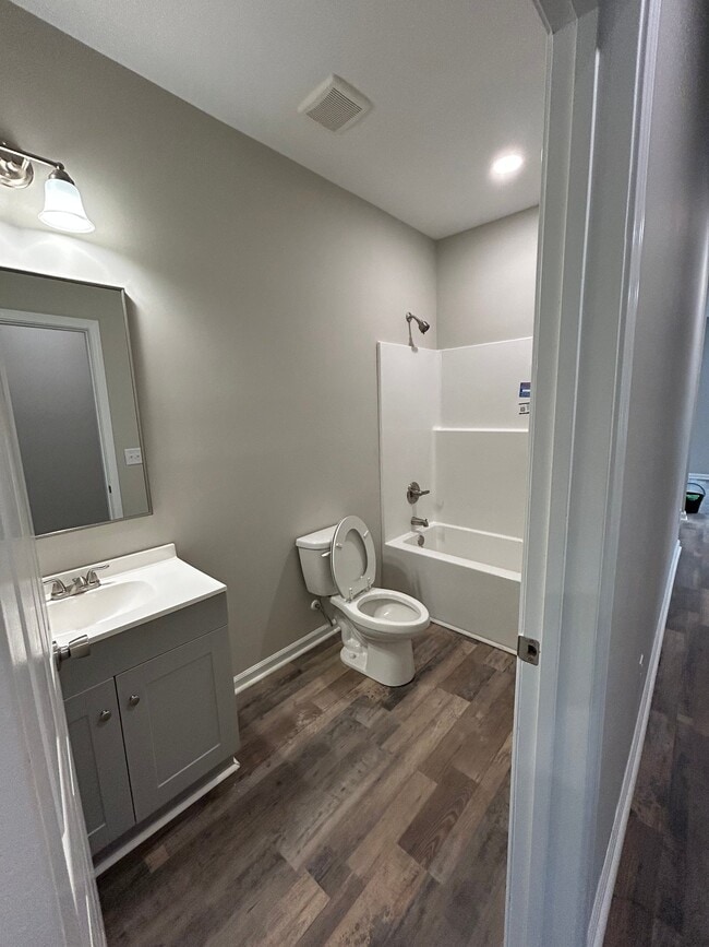 Building Photo - 14 Pine St