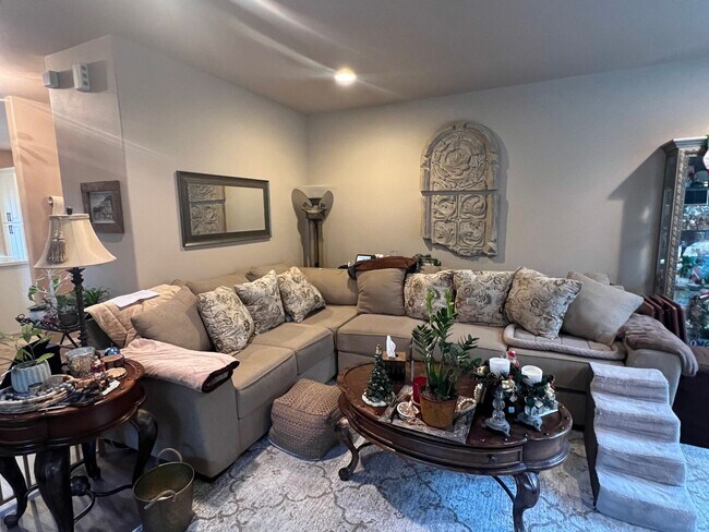 Building Photo - A Beautiful Tucked Away 3 bdrm Townhome