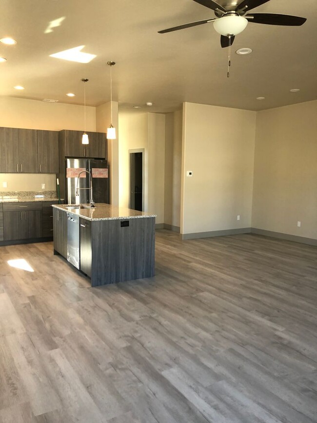 Building Photo - Newly Constructed Townhome