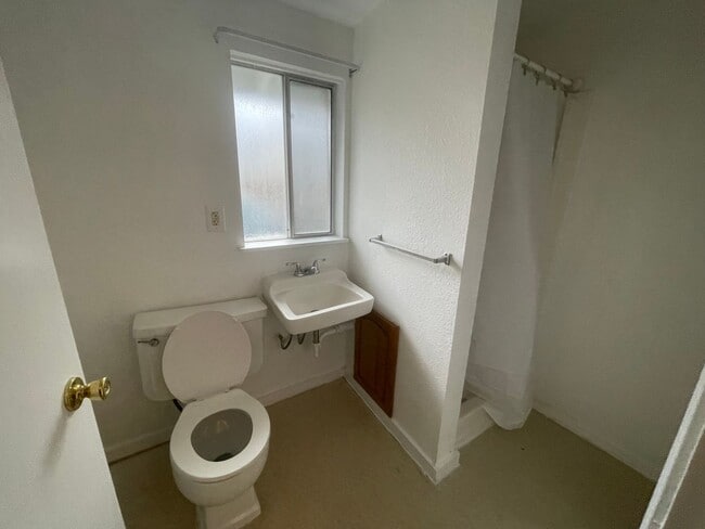 Building Photo - Studio Style Small House