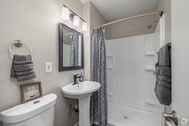 2BR, 2BA - 800SF - Bathroom - USC Student Housing - The Hive On Ellendale Apartments
