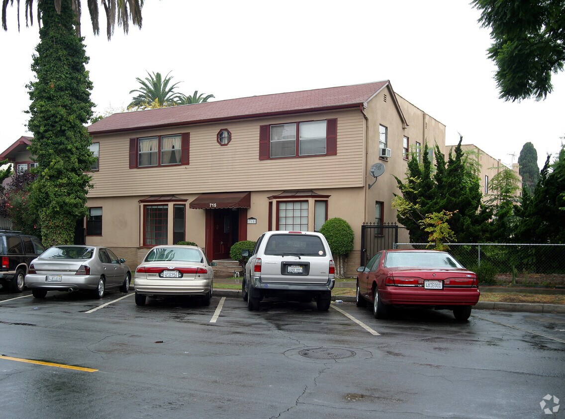 715 E 5th St, Long Beach, CA 90802 Rentals in Long Beach at 715 E 5th