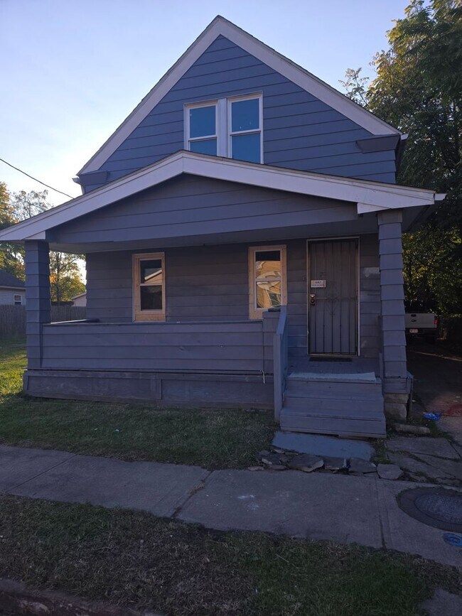Building Photo - 3-Bedroom Single-Family Home with Modern F...