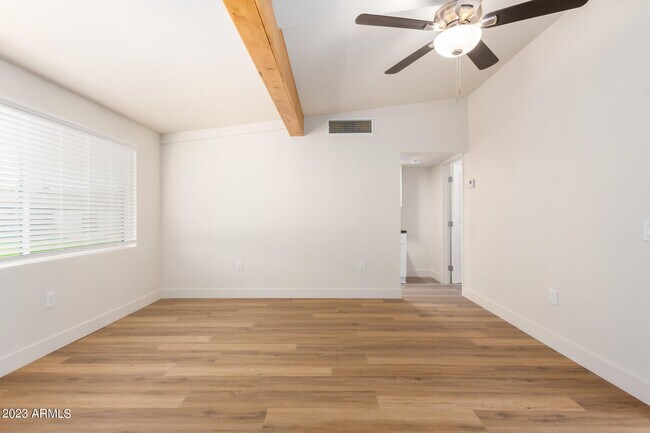 Foto del edificio - 6049 W Laurie Ln