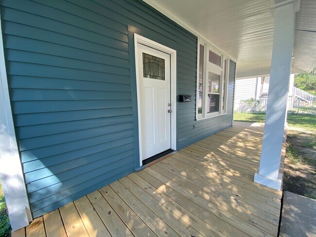 Building Photo - Fully Remodeled House! 4Bed 2Bath