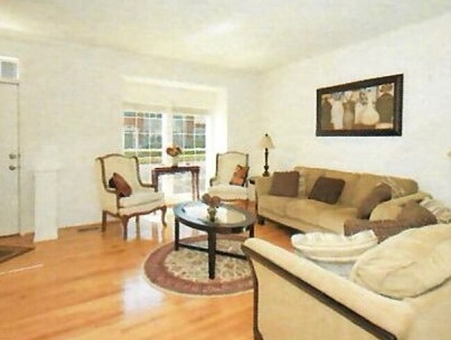 Foto del edificio - End unit townhome - 3BR,  2.5 ba