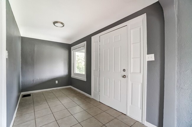 Building Photo - Two Bedroom, Two Bath in Dayton!