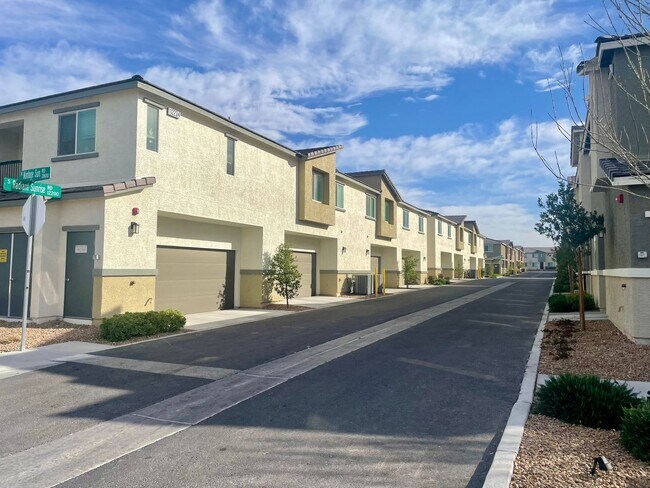 Foto del edificio - 3 bed 2 bath 2 car garage Townhome "On the Strip" South Las Vegas Blvd
