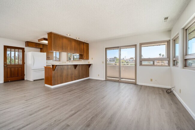 KITCHEN & LIVINGROOM - TOP - 365 Quintana Rd