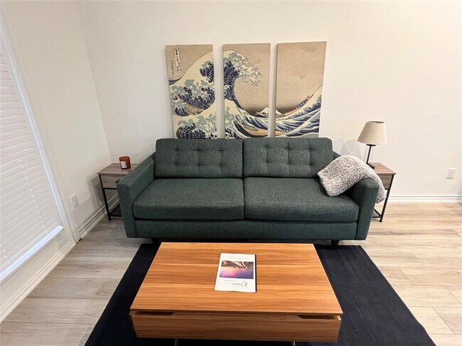 Foto del edificio - 3243 Real St