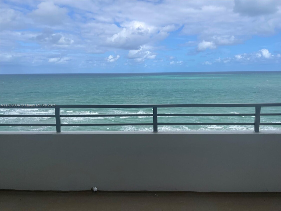 Primary Photo - 5555 Collins Ave