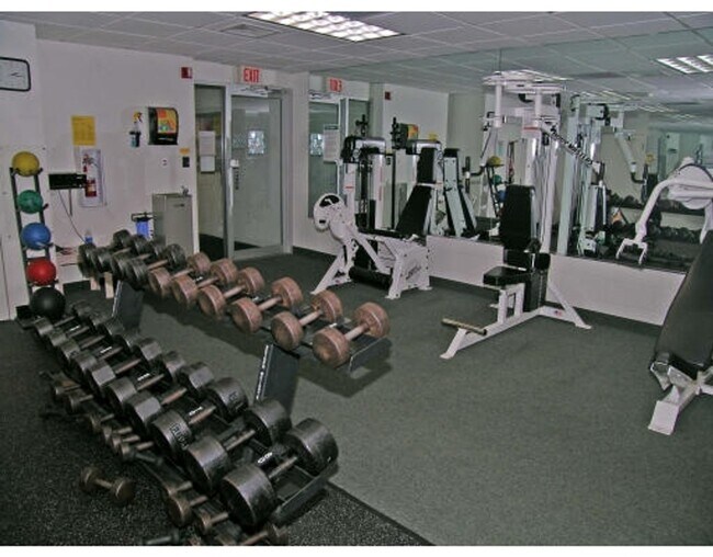 Foto del edificio - Large 1bd in desirable Brook House. West f...
