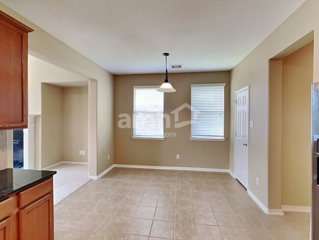 Foto del edificio - 633 Rocky Hollow Ln